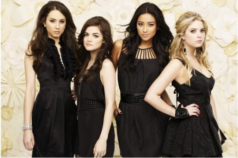 PRETTY LITTLE LIARS: PARTE LA CACCIA AD “A”