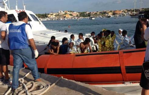 LAMPEDUSA: AGORA’ IN PRIME TIME PER RICORDARE IL NAUFRAGIO. POI UN DOCU FILM CON MARCO PAOLINI