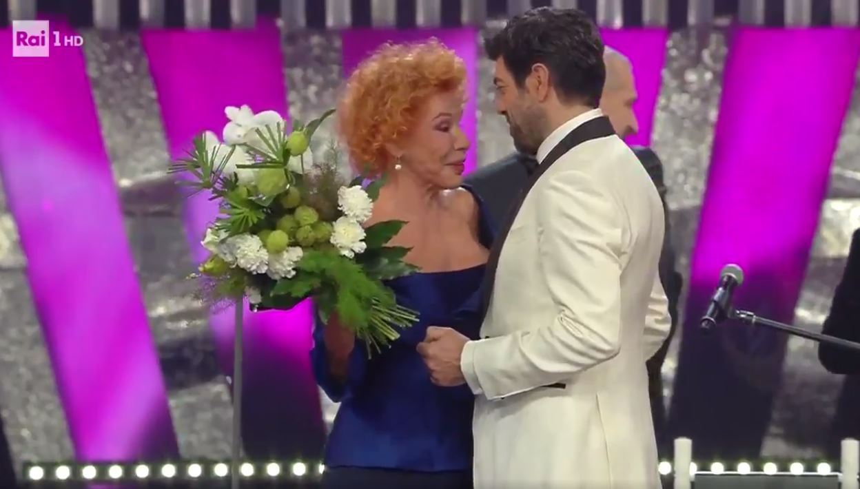 Sanremo 2018, Ornella Vanoni ‘ci prova’ con Favino: «Sei bravo, bello e simpatico» – Video