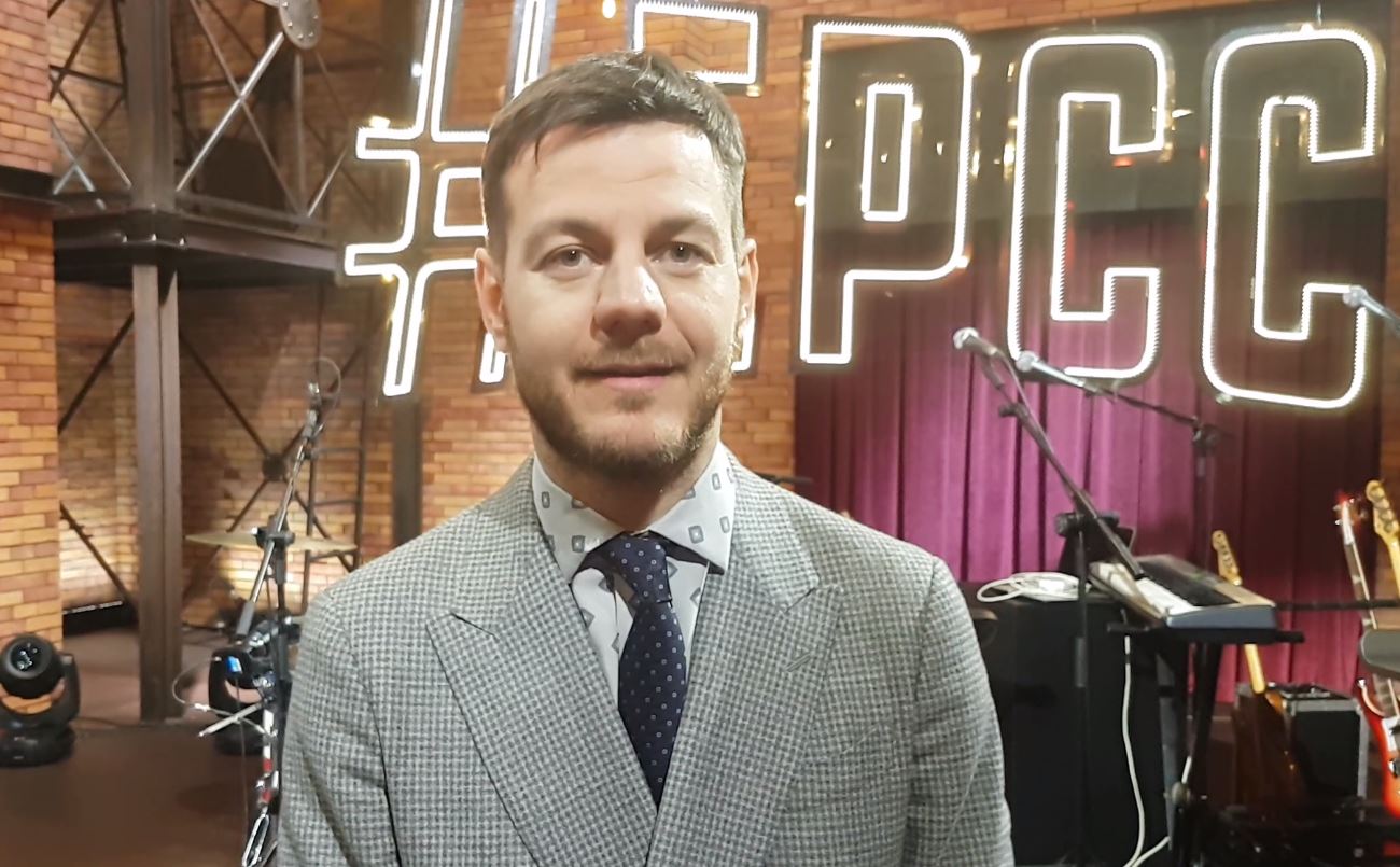 Alessandro Cattelan a DM: «Impressionante rivedermi sulla sedia di Jimmy Fallon. Sfera Ebbasta a X Factor? Per me sì» – Video