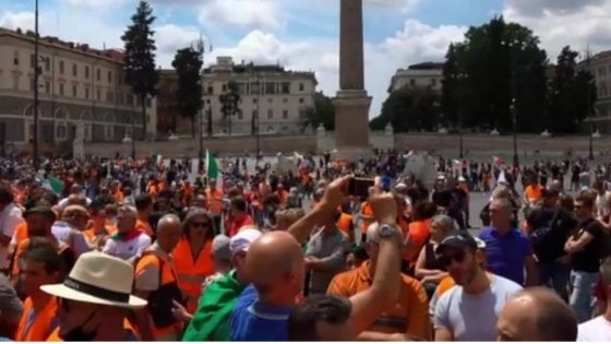 Tagadà, troupe aggredita in diretta dai Gilet Arancioni. L’inviato: «Sottoposti a un attacco. Ci stanno respingendo»