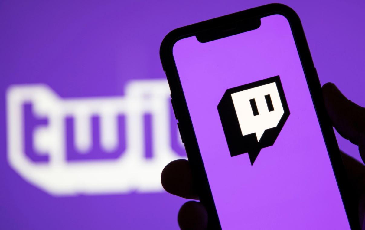 Copyright, Twitch deve rimuovere i contenuti Mediaset. Perché il Biscione non se la prende anche con gli altri social?