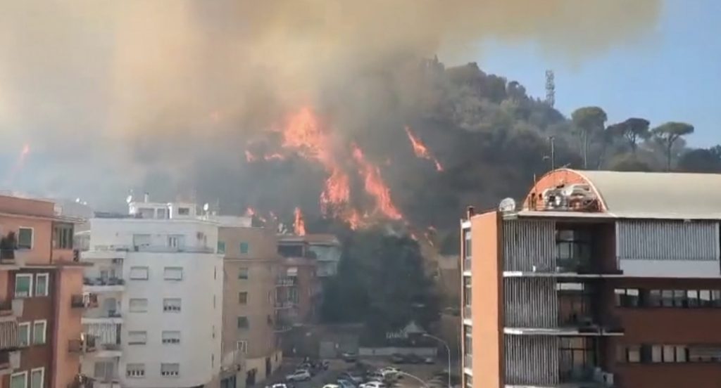 Incendio a Roma: le fiamme visibili dalla Rai di via Teulada