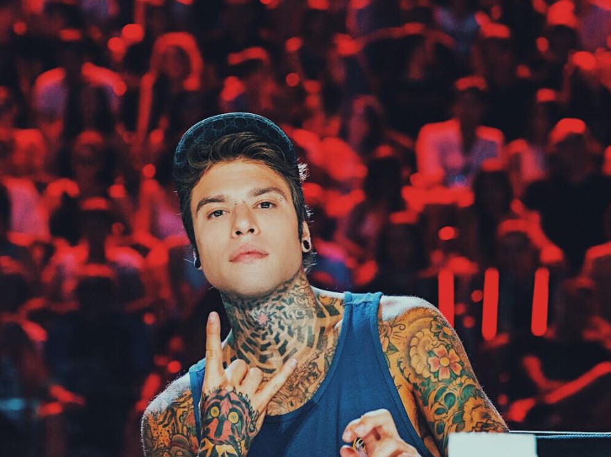 Malore in volo per Fedez